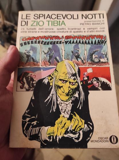 Copertina del libro "le spiacevoli notti di zio tibia" in prima edizione originale della oscar Mondadori.