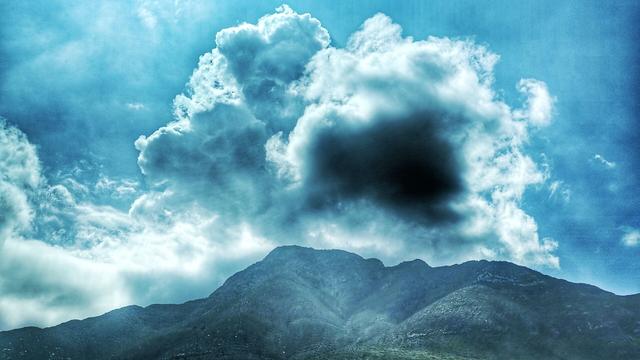 Nubes sobre una montaña en la carretera de Saltillo-Monterrey, México.