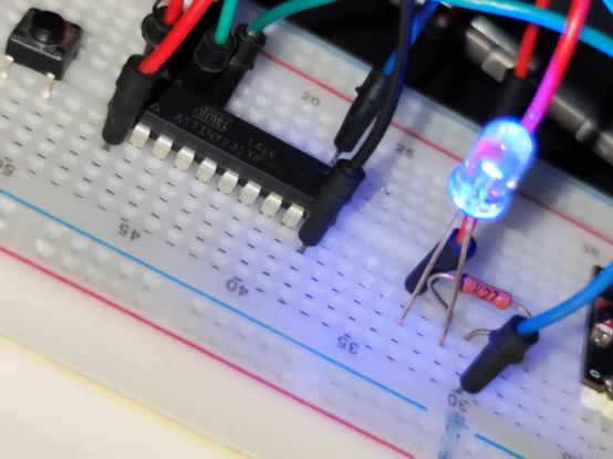 На макетной доске установлен МК ATtiny2313A и на выход контакта PD6 подключен светодиод и резистор. Светодиод загорается и гаснет через определённое количество времени в милисекундах.