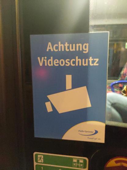Aufkleber an einem Linienbus. Kamerasymbol, darüber steht „Achtung Videoschutz“