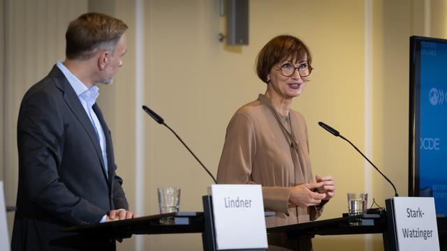 Zu sehen ist die Bundesministerin für Bildung und Wissenschaft Bettina Stark-Watzinger an Rednerpult. Neben ihr an einem weiteren Pult steht Bundesminister für Finanzen Christian Linder und sieht sie, während ihres Redebeitrages an.