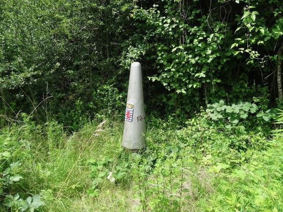 Dans un terrain assez vague, une borne du XIXè siècle un peu détériorée marque le tripoint entre les territoires de la Belgique, de la France et du Luxembourg.