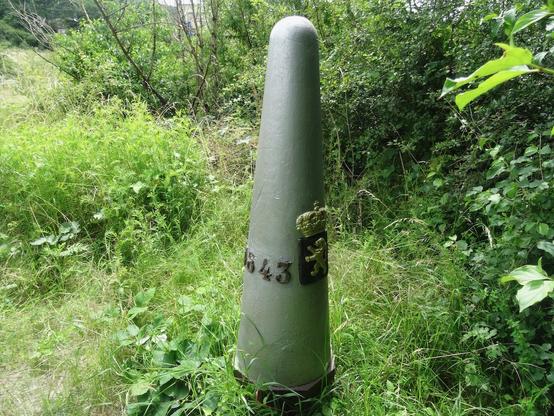 Dans un terrain assez vague, une borne datant de 1843, un peu détériorée, marque le tripoint entre les territoires de la Belgique, de la France et du Luxembourg.
