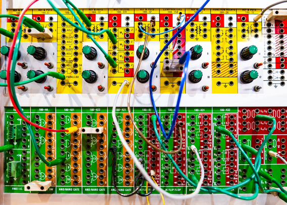 Colourful wiring of an analogue computer