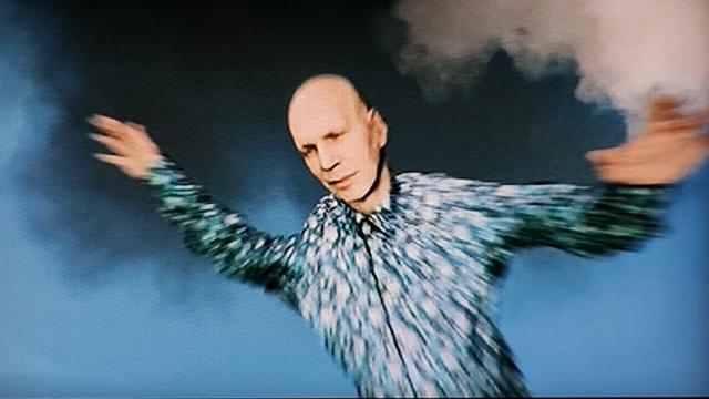 Sixtus in dem Film, animierte Szene, wie er vom Himmel /aus den Wolken fällt