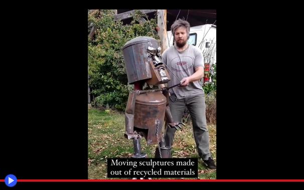 L'artista in un cortile anima una grande marionetta metallica, creata a partire da uno scaldabagno arrugginito. Una volta abbassata la barra di controllo del pupazzo, il suo aspetto umanoide diventerà quello di un cane.