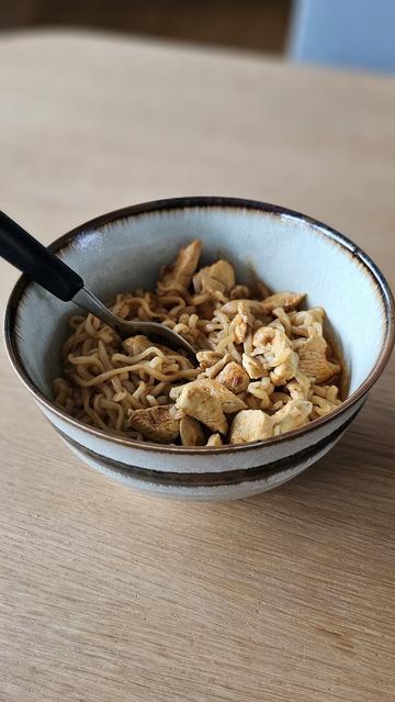 en skål med buldak nudler og kylling