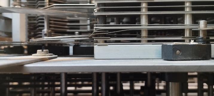 Kleines Schmankerl: Eine Detailansicht des ersten Computers von Konrad Zuse. Es ist sehr nah an die Mechanik rangezoomt, wodurch es wie ein städtischer oder industrieller Komplex aussieht.