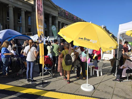 Besucher:innen am bwegt-Stand auf dem Schlossplatz Stuttgart.