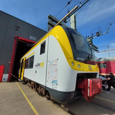 Ein Regionalzug im bwegt-Landesdesign in Ulm.