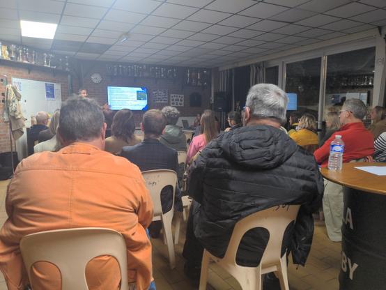 Présentation du projet de rugby sport santé par un cadre de la FFR devant les professionnels de santé du territoire Lys-Armentières (vus de dos vu que j'ai pris la place du cancre, au fond près du radiateur), dans le club house de rugby d'Armentières