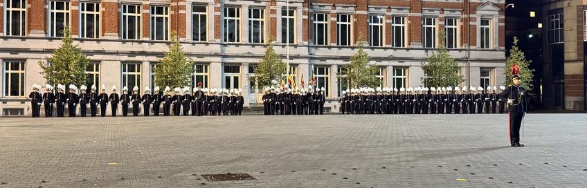 Foto van de studenten die de eed hebben afgelegd, met in het midden de zes emblemen. Iedere officier legt de eed af terwijl hij de vlag vasthoudt.