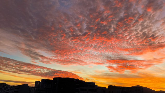 いつかの夕焼け オレンジ色に染まる空と夕陽に灼かれる雲が素敵な夕焼けでした(^^♪