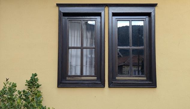 Ein Fenster von außen gesehen.