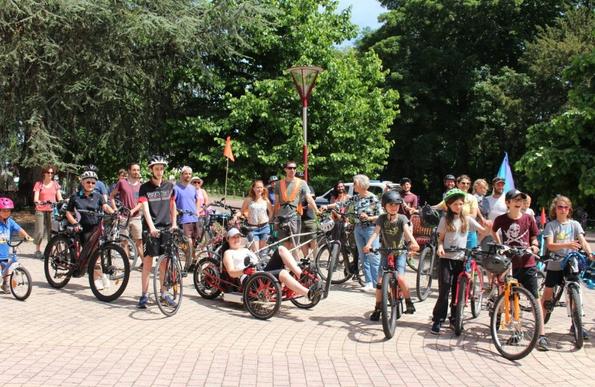 Photo de départ d'une vélorution au Creusot en été.

De nombreux cyclistes sont présents avec leurs vélos dont certains sont inhabituels et se remarquent facilement :
des vélos où on pédale allongé, des vélos cargo avec enfant, etc.