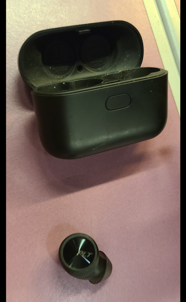 Le seul earbud qui me reste. L'autre lui ressemble beaucoup 😬