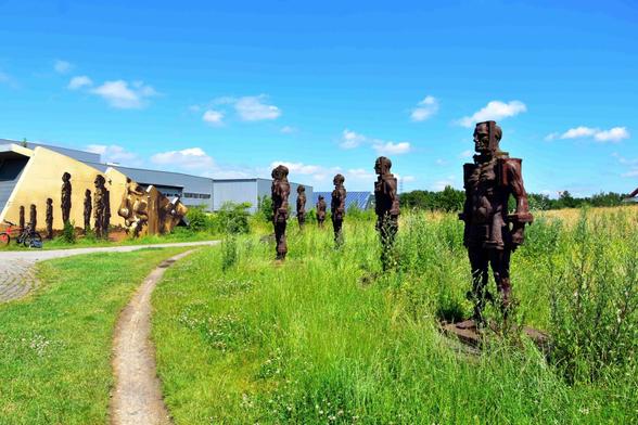 Men made of iron who are 2.40 m tall and naked.

Maenner aus Eisen, die 2,40 m hoch sind und nackt.
