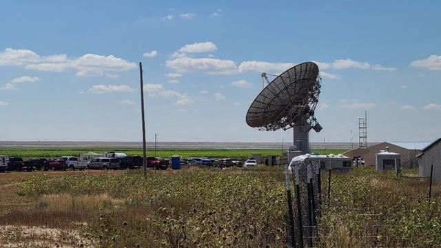 De schotel van DSES in Haswell, Colorado, waarmee een EME SSTV sessie wordt georganiseerd.