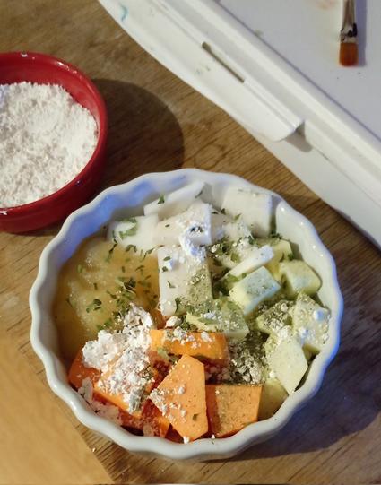 Un ramequin blanc contenant de la patate douce, de la courgette, du navet et de la compote de pommes sans sucres saupoudrés de poudre de calcium, de protéines d'insectes en poudre, et de persil. Au coin en haut à gauche on voit un autre ramequin plus petit et rouge contenant uniquement du calcium à volonté.