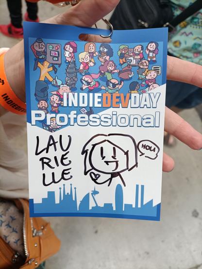 Foto de la acreditación del indie dev day con un dibujo de Laurielle diciendo holi