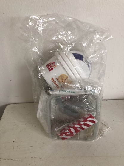 En plastpåse som innehåller blandade plastförpackningar för återvinning