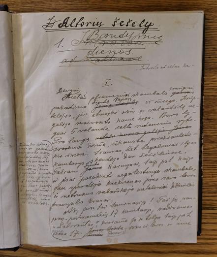 Vinco Mykolaičio Putino kūrinio "Altorių šešėly" rankraščio originalo pirmasis puslapis. Knyga demonstruojama Vilniaus universiteto bibliotekoje renginio VU Alumni diena metu