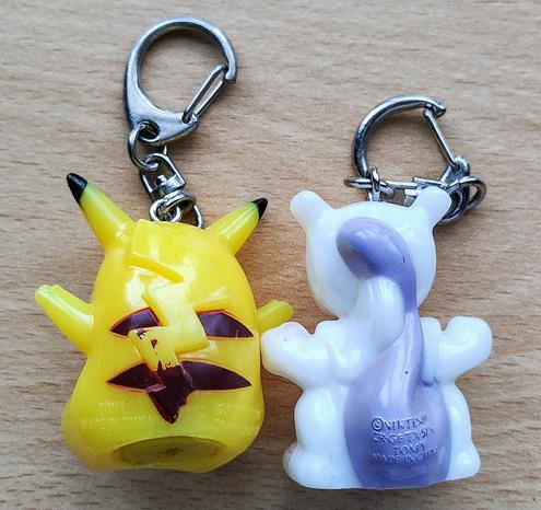 Pikachu and Mewtwo light up keychains, by Tiger Electronics (back)