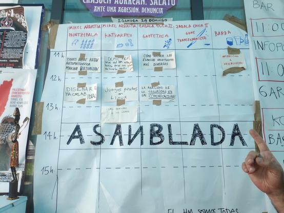 Parrilla de hoy domingo de 11 a 14, después asanblada, y después recoger todo