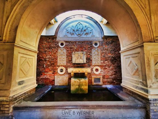 Reste der Schießmauer (Kugelfang) des Schießstandes im Marlygarten im Kreuzgang der Friedenskirche