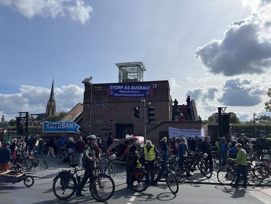 Foto am Eisernen Steg mit Plakat Stopp A5 Ausbau