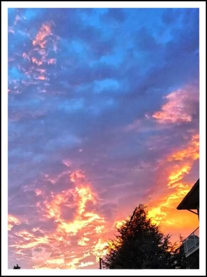 Cielo di sera con riflessi rossi sulla nuvole