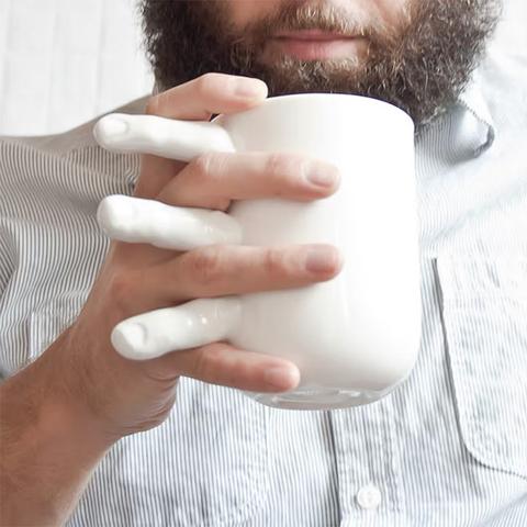 un-mug-avec-des-doigts-pour-serrer-sa-tasse-1