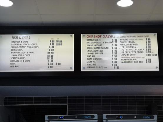 Preistafel in einem Fish and Chips Laden in Dunbar 2023