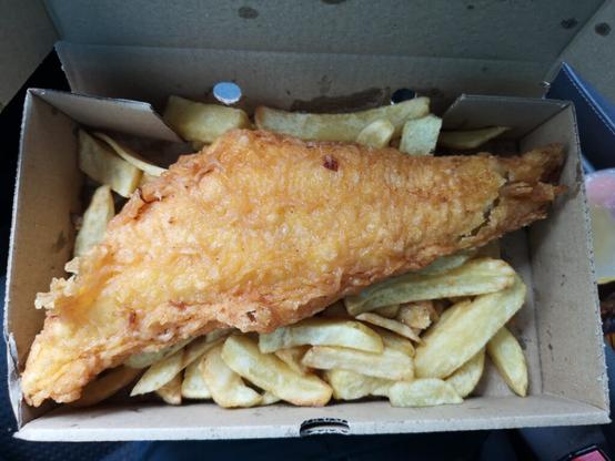 eine Portion Fish and Chips in Dunbar in Schottland
