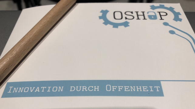 Notizblock mit Titel Innovation durch Offenheit und Logo oshop