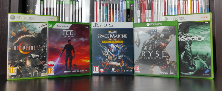 Zdjęcie z comiesięcznymi zdobyczami. Od lewej - pudełko z grą "Lost Planet 2" na konsolę XBOX 360, pudełko z grą "STAR WARS Jedi: Ocalały" na konsolę XBOX Series X, pudełko z grą "Warhammer 40.000 - Space Marine II" w edycji "Gold Edition" na konsolę PlayStation 5, pudełko z grą "RYSE Son of Rome" na konsolę XBOX One oraz pudełko z grą "Dark Sector" na konsolę XBOX 360.