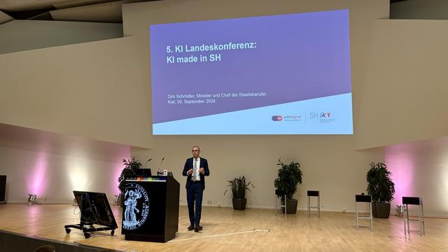 Dirk Schrödter, Minister und Chef der Staatskanzlei, auf der Bühne.