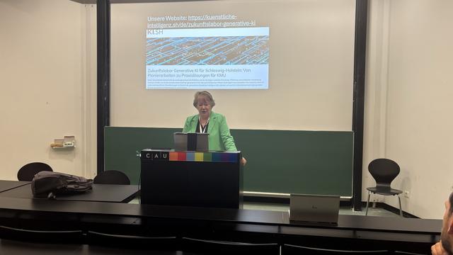 Prof. Dr. Doris Weßels am Redepult.