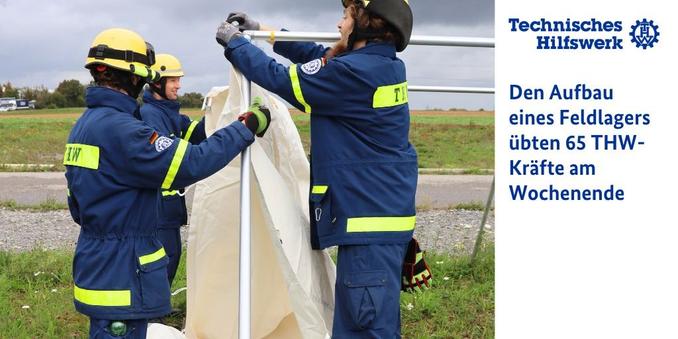 Drei Menschen in Einsatzkleidung stehen auf einer grasbewachsenen Fläche und befestigen Zeltplane an Zeltstangen. Auf einer weißen Fläche am rechten Rand steht: Den Aufbau eines Feldlagers übten 65 THW-Kräfte am Wochenende.