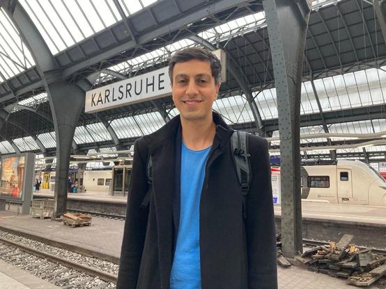 GFF Legal Director Bijan Moini im Bahnhof Karlsruhe.