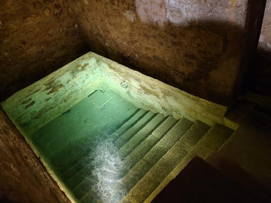 Photo du Mikvé de Montpellier

Entourré de murs de pierre, le bassin est rectangulaire et l'accès se fait via 7 marche en pierre. Soit 1m40 de profondeur.

L'eau est pure et d'une couleur vert-bleu cristallline.