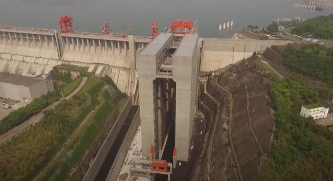 Le-plus-grand-elevateur-de-bateau-en-service-au-barrage-des-Trois-Gorges-en-Chine-1