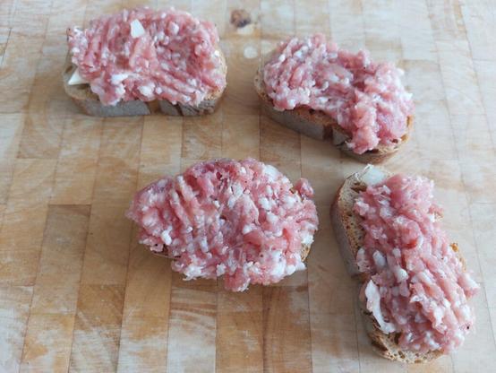 Brotscheiben mit frischem Hackepeter