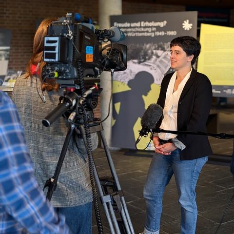 Projektmitarbeiterin Nora Wohlfarth im Gespäch mit einem Fernsehteam des SWR.