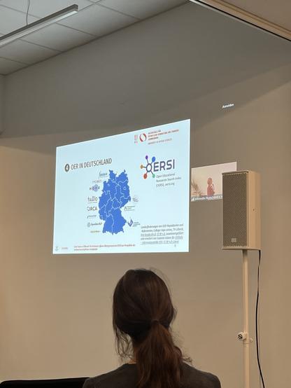 Eine Vortragfolie mit einer Übersicht über OER-Plattformen in Deutschland.
