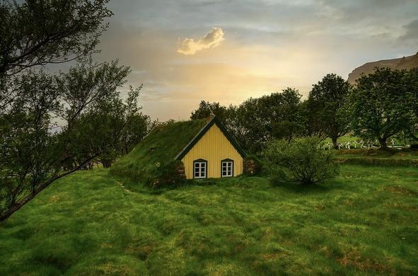 L-eglise-Hofskirkja-la-seule-eglise-avec-un-toit-en-herbe-hof-islande-1