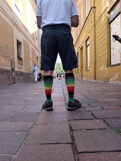 Ein Mann mit Regenbogen Ringelsocken steht auf einer Straße in der Slowakischen Stadt Kosice