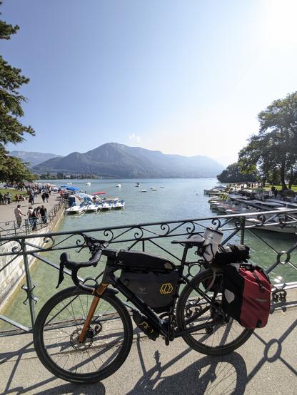 Voll bepacktes Gravelbike vor einem Bergsee