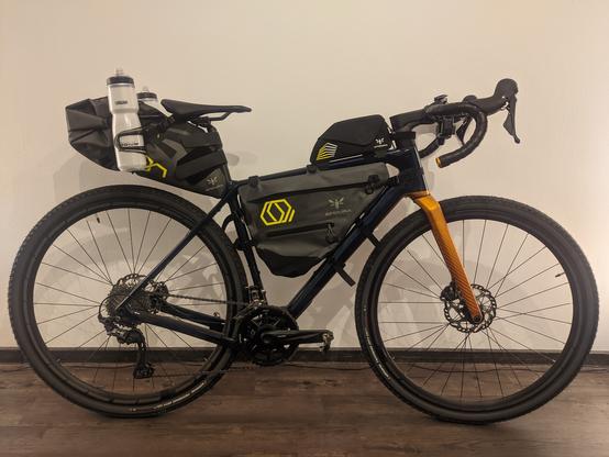 Das selbe Gravelbike, aber mit einer montierten Arschrakete
