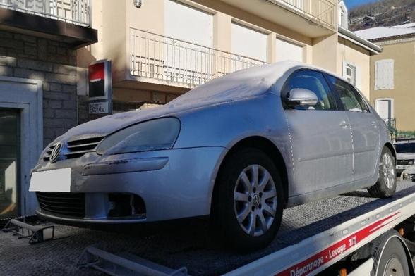 Une voiture en train d'être transportée à la fourrière
